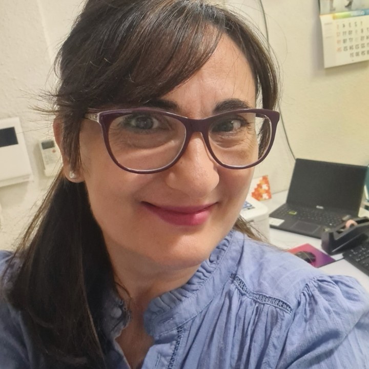 Luz, the author of the guide, smiling at her desk